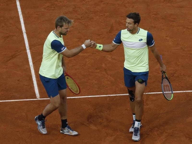 Kevin Krawietz (l) und Andreas Mies klatschen sich nach einem Ballwechsel ab. Foto: Michel Euler/AP/dpa