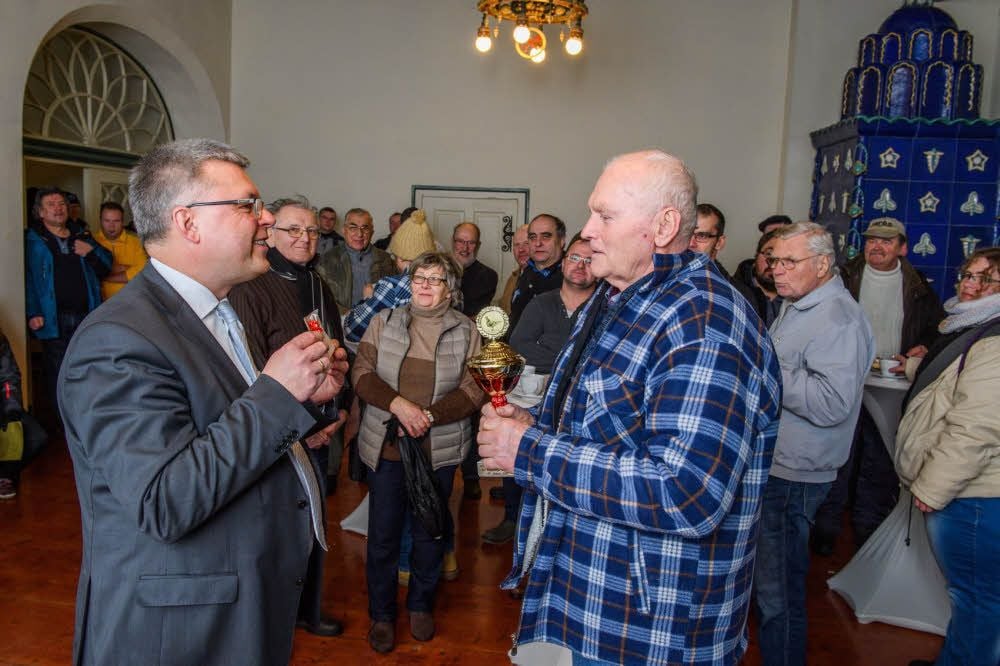 Siegfried Keil erhält von OB Bernward Küper den Taubenmarkt-Pokal. Der Züchter aus Jeserich in Brandenburg ist dem Markt seit 1972 treu.