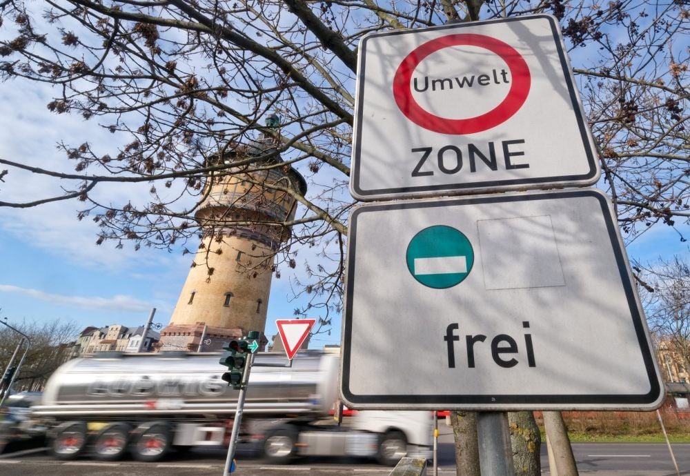 Seit sieben Jahren dürfen alte Autos ohne grüne Plakette nicht in die Umweltzone fahren. Wer es dennoch wagt, riskiert ein hohes Bußgeld.