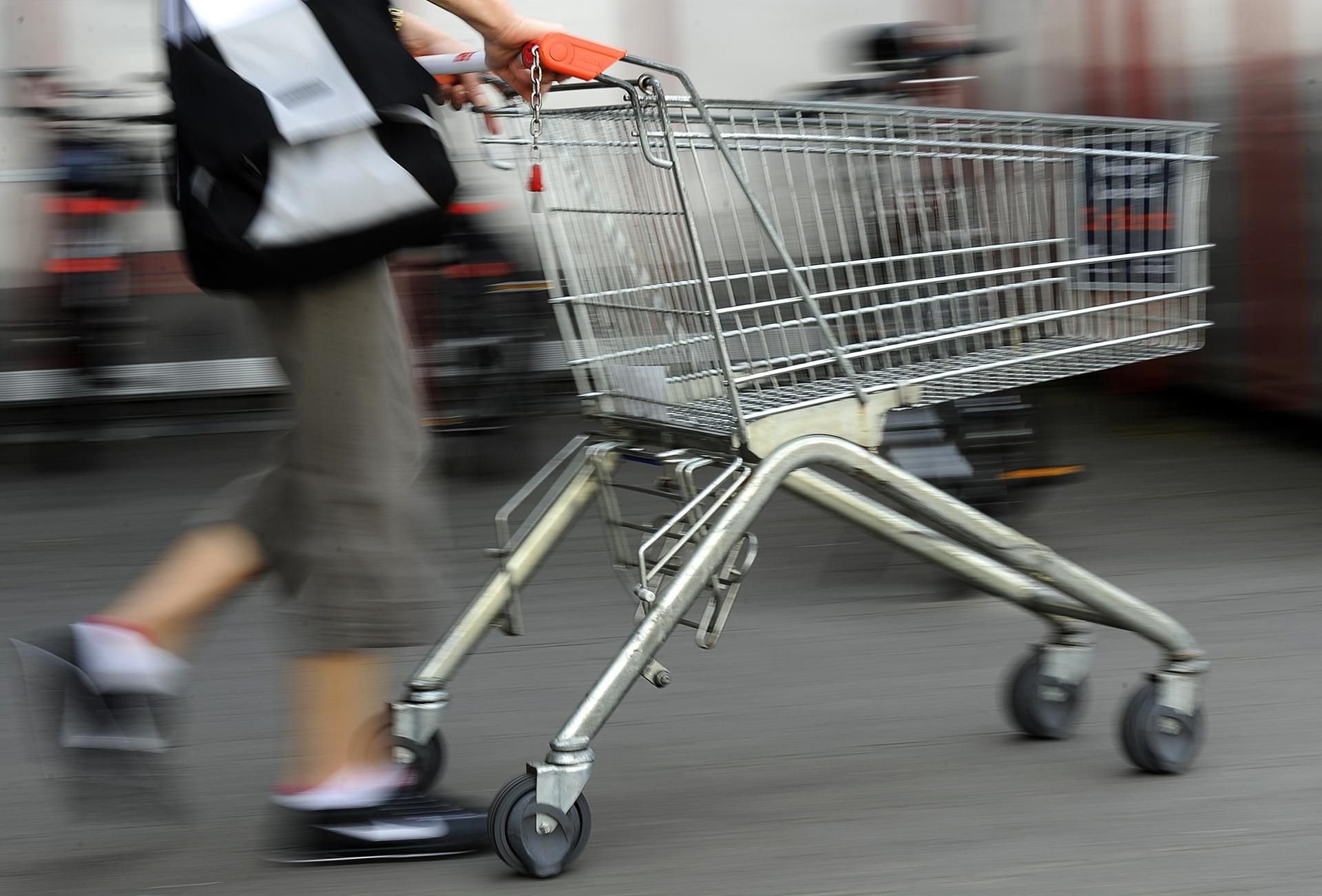 Fußgänger, Menschen mit Einkaufswagen, andere Autos – auf Supermarktparkplätzen herrscht manchmal Ratlosigkeit darüber, wer zuerst fahren oder gehen darf.