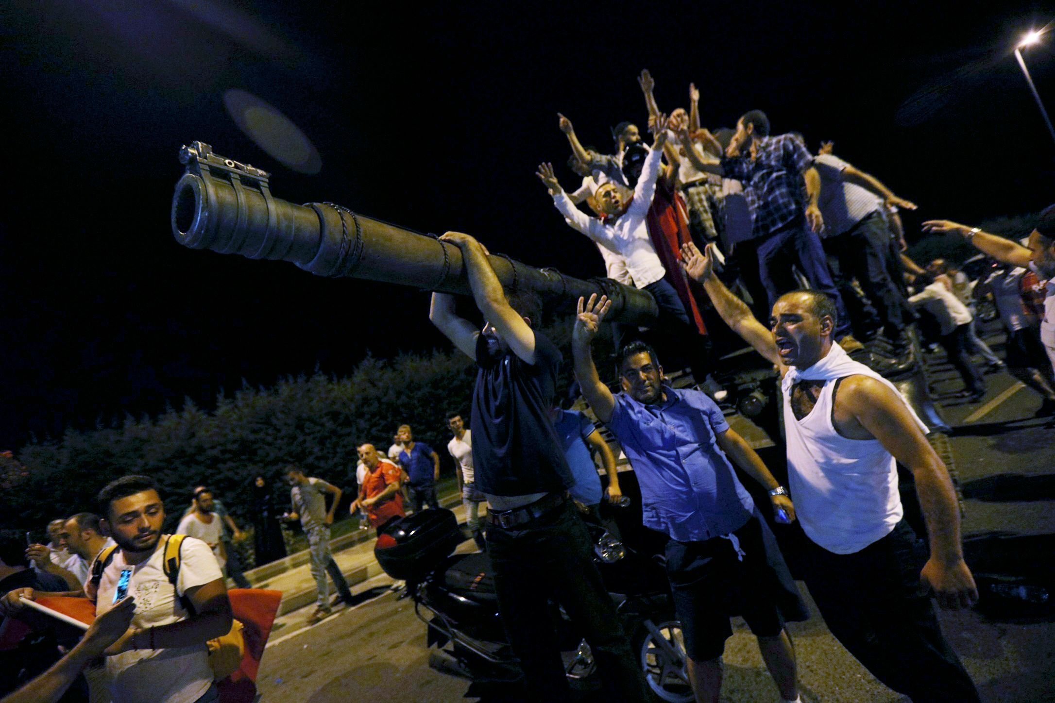 Menschen auf einem Panzer am Atatürk-Flughafen in Istanbul.