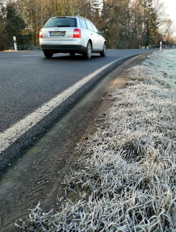 Der Bankettbereich genau vor einer Woche. Da gab es noch eine Kante zwischen Fahrbahn und Straßenrand.