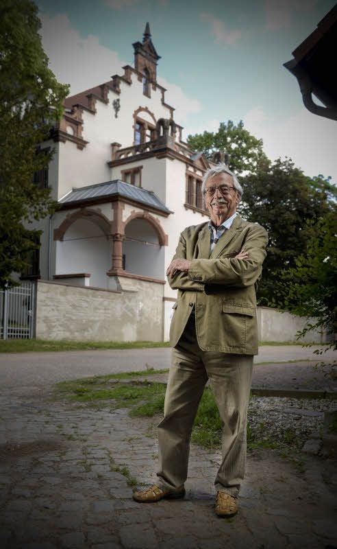 Erwin Bartsch, Vereinschef des Passendorfer Heimatbundes, vor dem Schlösschen