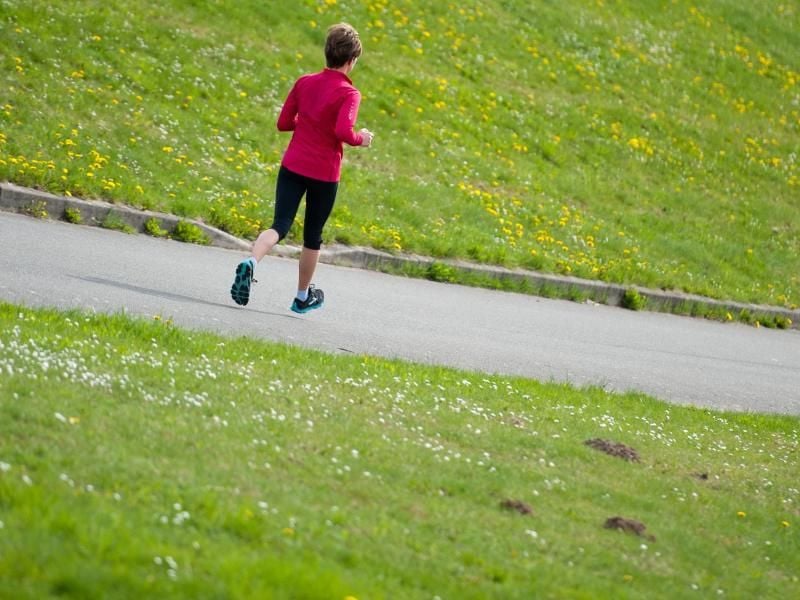 Joggen oder Walken: Etwa drei bis vier Minuten locker laufen oder gehen, dann zwischendrin für etwa ein bis zwei Minuten etwas mehr Gas geben. Foto: Philipp Schulze/dpa