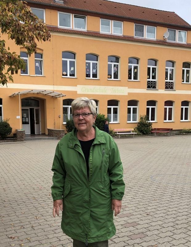 Roswitha Reinhardt vor der Grundschule in Trebitz
