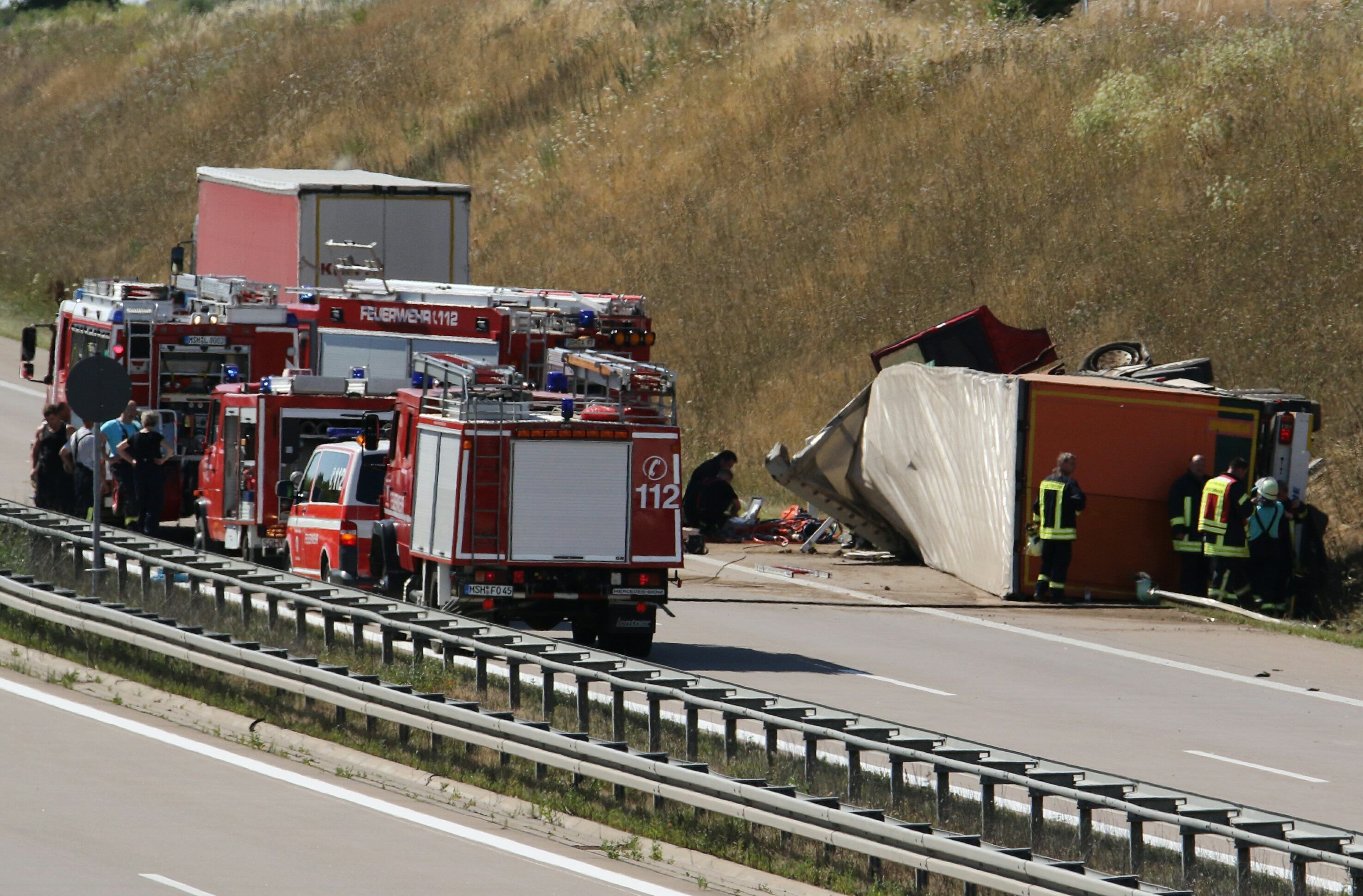Auf der A 38 ist am Mittwochnachmittag ein Lkw verunglückt.