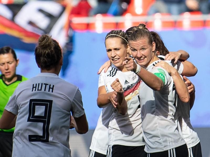 Die deutschen Spielerinnen feiern das 1:0 gegen Spanien. Foto: Sebastian Gollnow