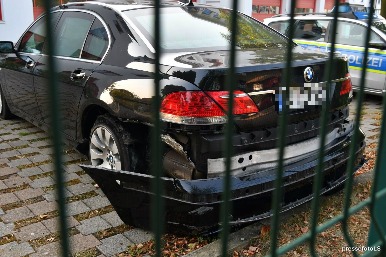 Der ramponierte Dienstwagen des thüringischen Ministerpräsidenten Bodo Ramelow steht auf dem Polizeirevier in Dessau-Roßlau.