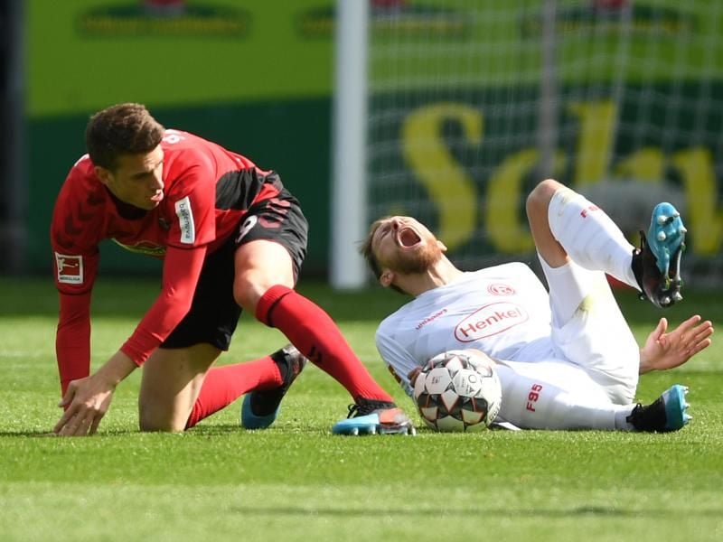 Freiburgs Janik Haberer (l) foult Adam Bodzek und sieht die gelb-rote Karte. Foto: Patrick Seeger