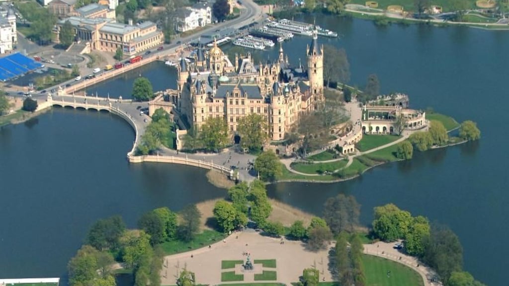 Blick von oben auf das Schweriner Schloss. Foto: Lutz Knauth