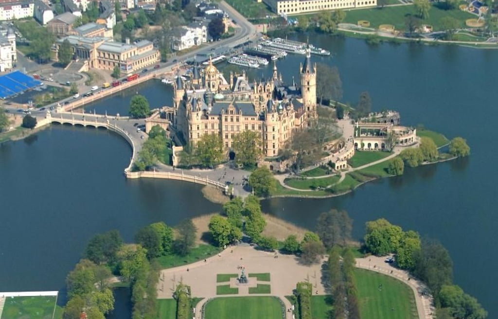 Blick von oben auf das Schweriner Schloss. Foto: Lutz Knauth