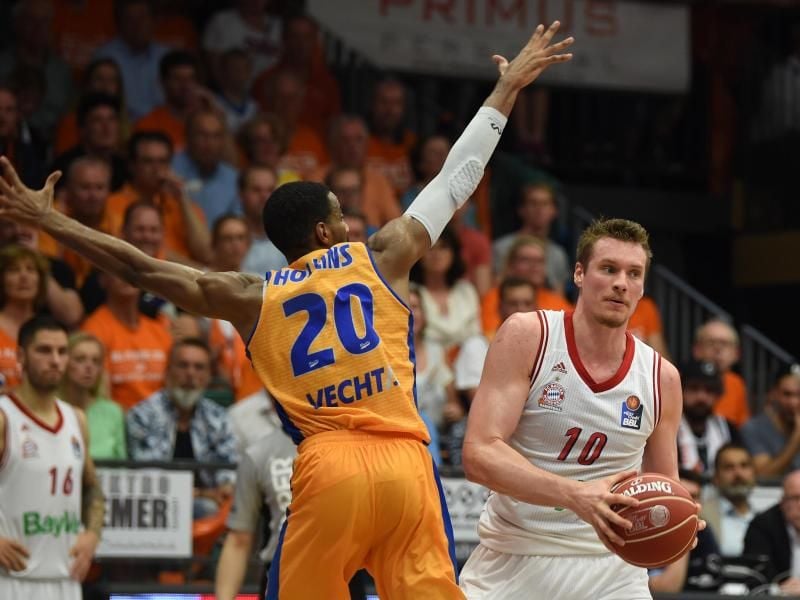 Vechtas Austin Hollins (l) versucht Leon Radosevic vom FC Bayern zu stören. Foto: Carmen Jaspersen