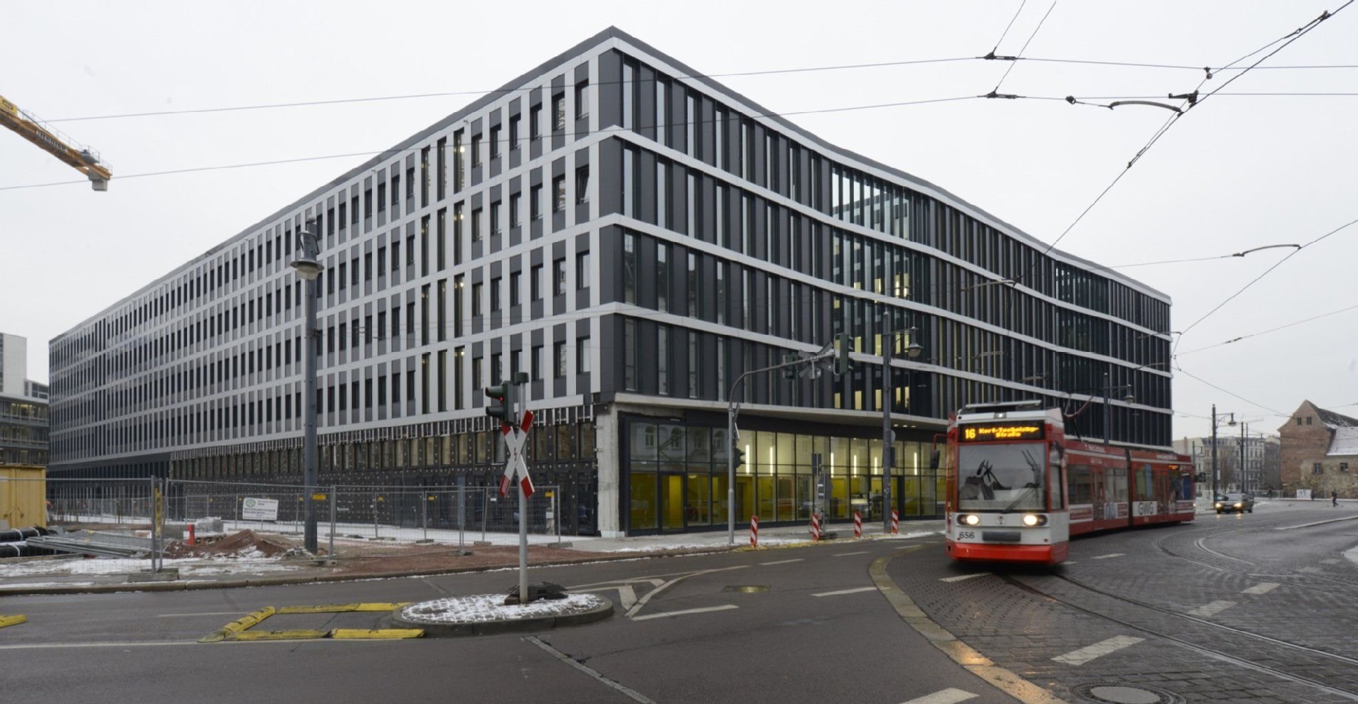 Das neue Finanzamt in Halle. Blick vom Hallmarkt