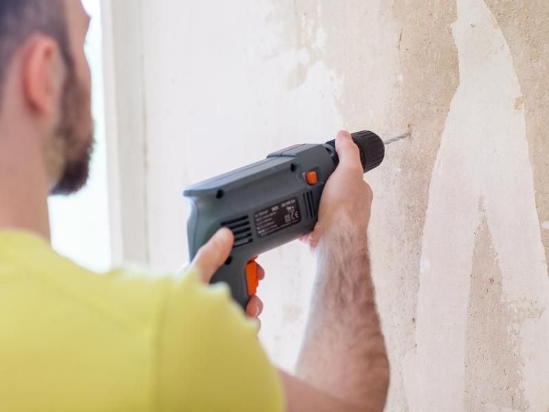 In moderne Wände aus Beton kommen Bohrmaschinen oft nur schwer. Es gibt dafür spezielle Bohrer, zu erkennen an der gängigen Systembezeichnung „SDS plus”. Foto: Christin Klose/dpa-tmn