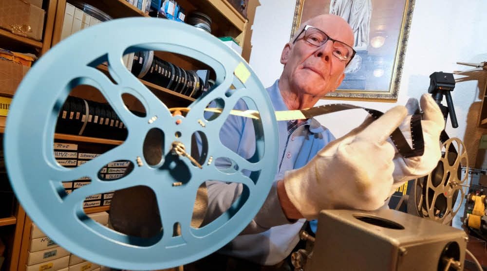 Schmalfilm-Experte Michael Stabenow legt für seine Zazie-Vorführung noch einmal einen Film in den alten Bauer-Projektor ein.