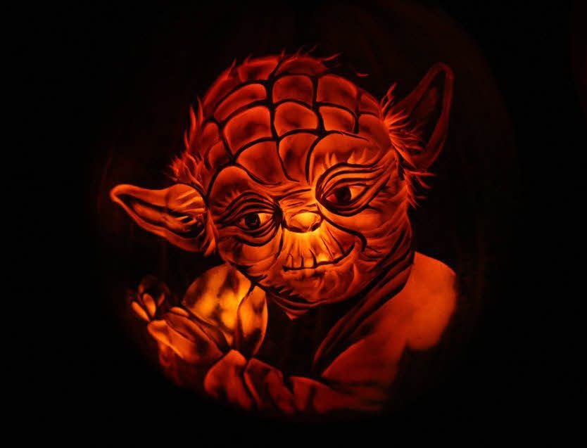 Die Macht ist mit ihm - Star-Wars-Jedimeister Yoda leuchtet als Kürbisschnitzerei, zuletzt bei Halloween am Bismarckturm..