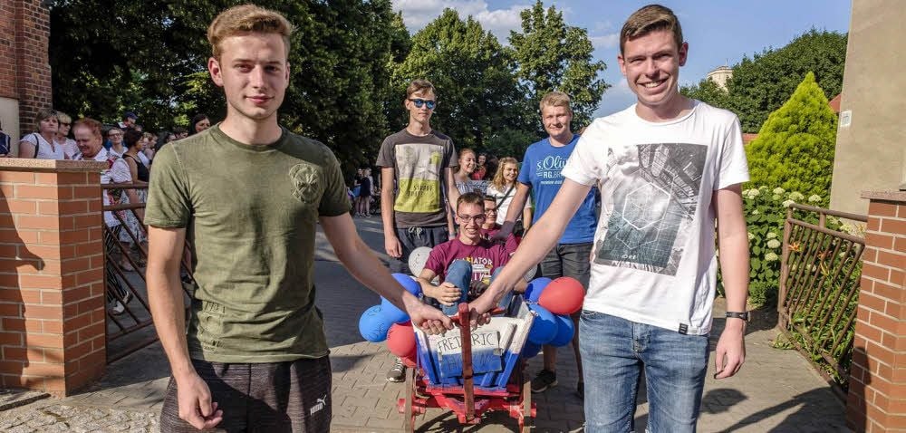 Frederik Horn führte als bester Schüler des Jahrgangs in seinem Handwagen den Umzug an.