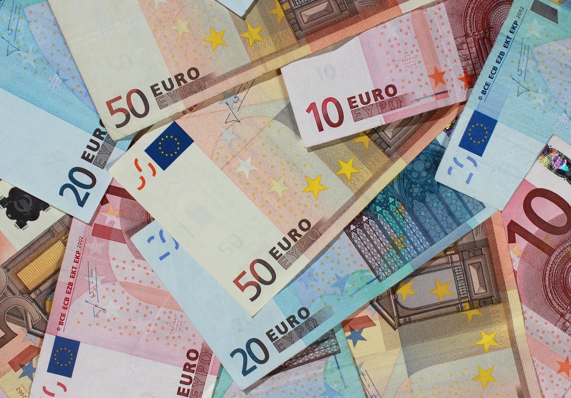 Eine Frau aus Freising hat 26.000 Euro in einer Strumpfbox gefunden und bei der dortigen Polizei abgegeben.