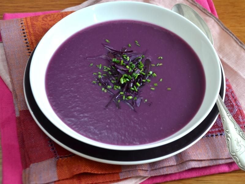 Die violette Rotkohlcremesuppe ist der Hingucker auf dem Esstisch. Foto: Julia Uehren/www.loeffelgenuss.de/dpa-tmn
