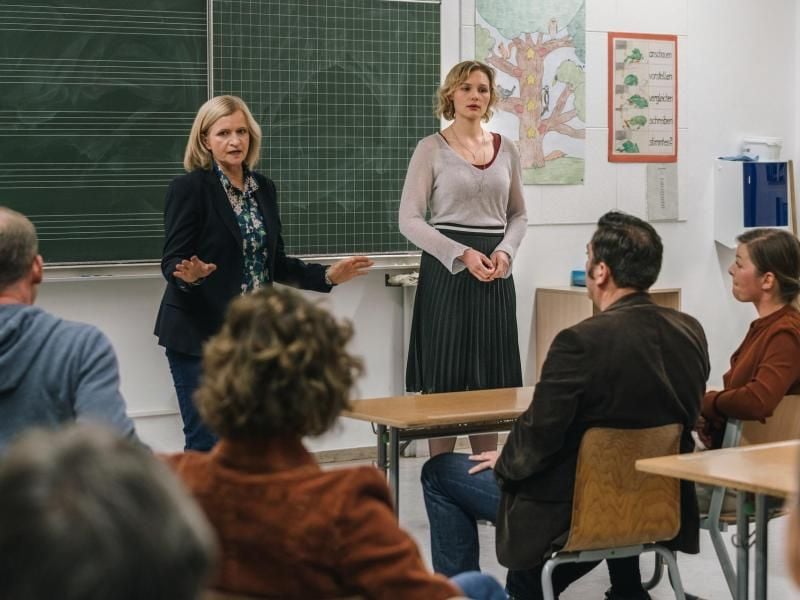 Beim Elternabend soll Luisas (Rosalie Thomass) Beurlaubung verkündet werden. Rektorin Katharina Weil (Johanna Gastdorf) versucht die emotionalen Wogen zu glätten. Foto: ZDF/Hendrik Heiden