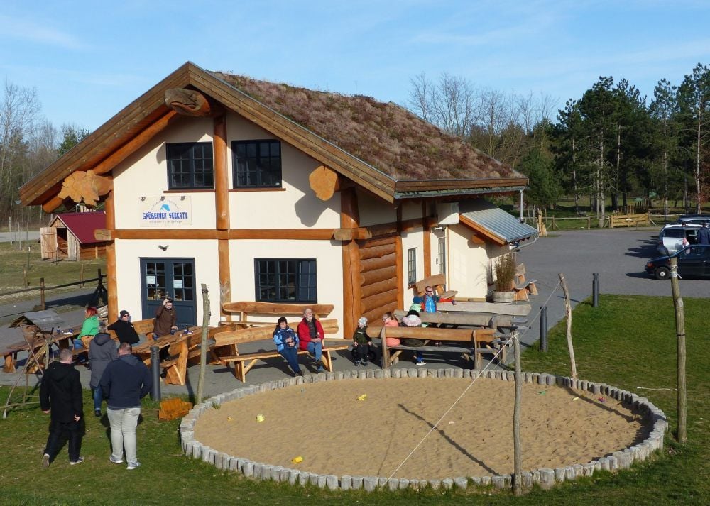 Die Fischerhütte auf dem Gelände der Blausee GmbH bildet den Mittelpunkt des drei Hektar großen Tiergeheges.