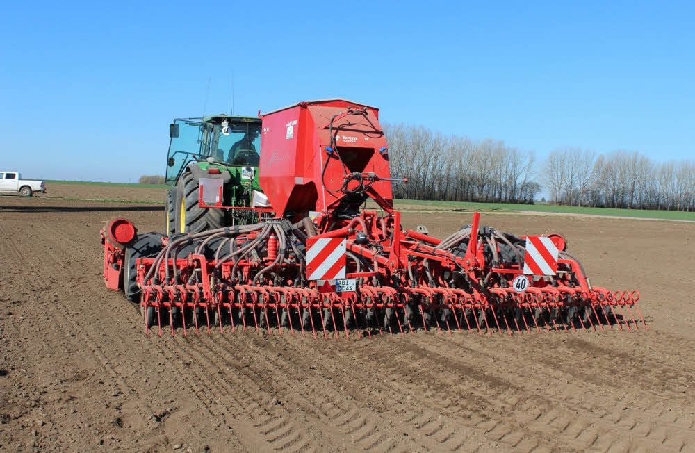 Die Drillmaschine dosiert exakt. 172 Kilogramm Saatgut kommen bei der Biobraugerste auf einen Hektar.
