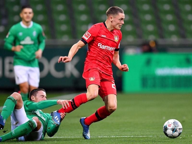 Der Leverkusener Florian Wirtz (r) wäre jüngster Spieler in einem DFB-Pokal-Finale. Foto: Stuart Franklin/Getty-Pool/dpa