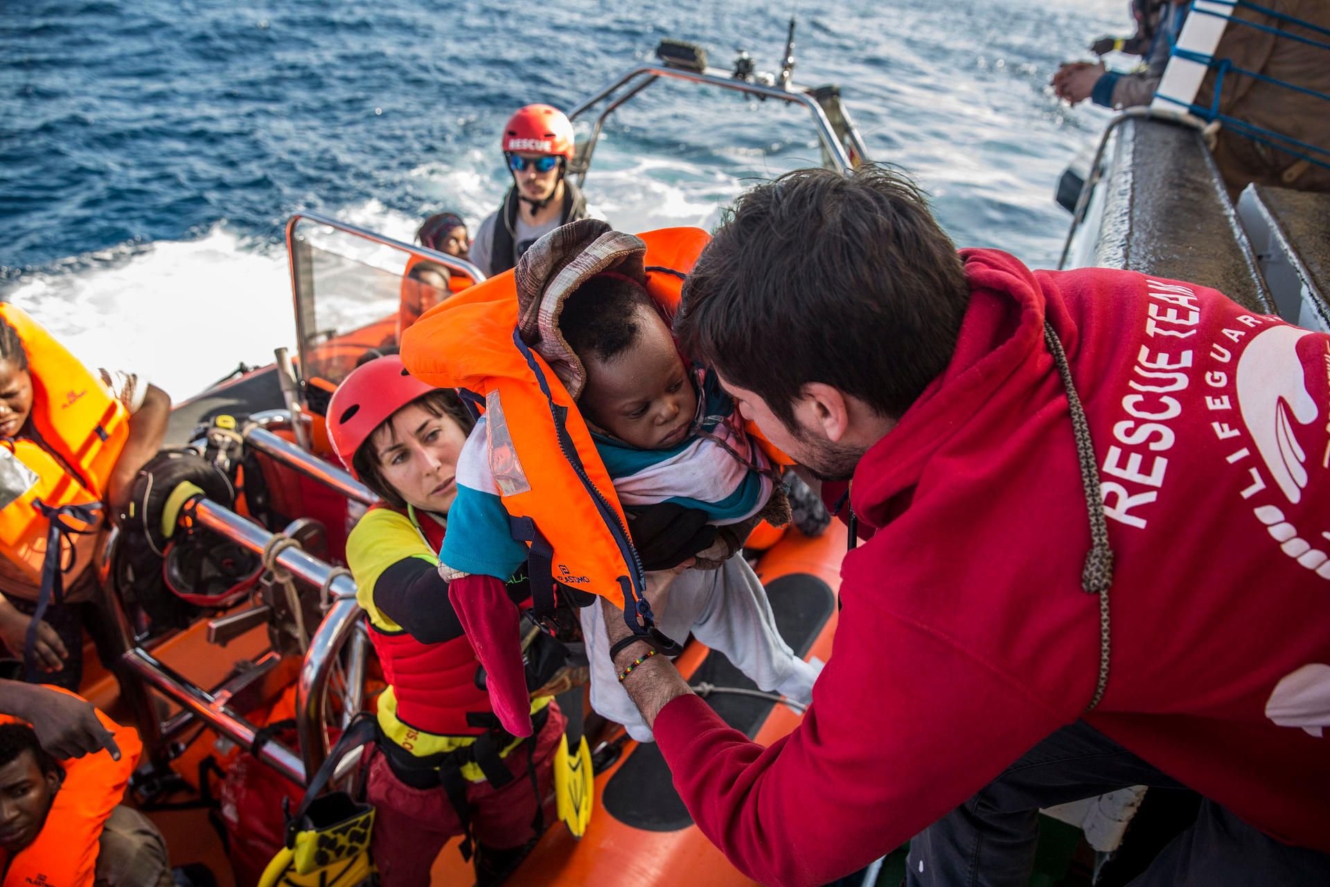 Ein Baby wird in ein Rettungsboot gebracht, nachdem Proactiva Open Arms, eine Nichtregierungsorganisation (NGO) aus Spanien, insgesamt 300 Migranten im zentralen Mittelmeer 72 Kilometer von Al Khums (Libyen) entfernt, entdeckt und gerettet hat.