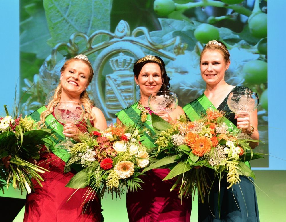 Eine strahlende Sächsische Weinprinzessin Jenny Zumpe (links) aus Jessen neben der neuen Weinkönigin Katja Böhme aus Dresden. Die Entscheidung fiel am Freitagabend in Weinböhla.