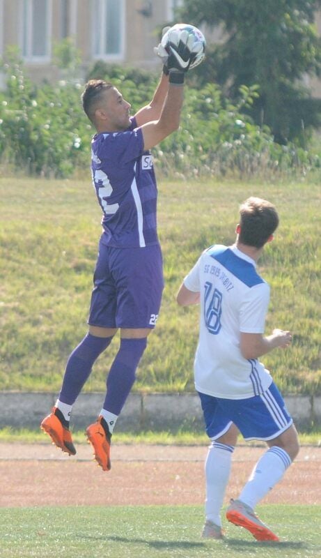Naumburgs Keeper Akid Khalil fängt den Ball sicher vor Gästespieler Philipp Bilke.