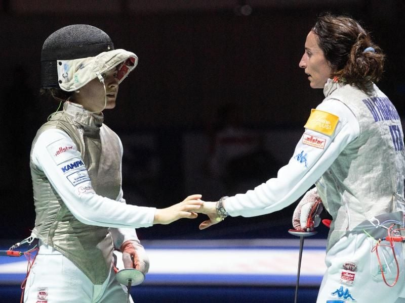 Bronze verasst: Leonie Ebert (l) gratuliert Elisa Di Francisca nach dem Viertelfinale zu ihrem Sieg. Foto: Federico Gambarini