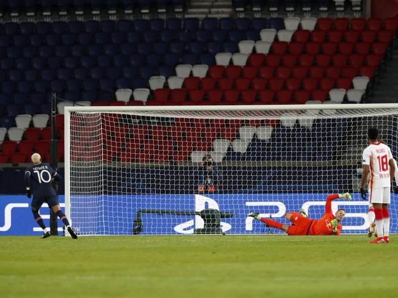 PSG-Star Neymar (l) erzielt das goldene Tor. Mit der Entstehung des Elfmeters hadert RB-Coach Nagelsmann im Anschluss. Foto: Thibault Camus/AP/dpa