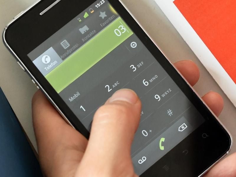 Sicherheitsexperten raten davon ab, auf einem Smartphone eine weitere Dialer-App zu installieren. Foto: Jens Kalaene