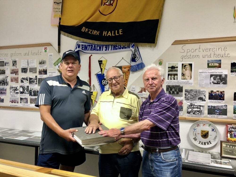 Maik Rennert, Rolf Schmidt und Fredi Reimer bei der Übergabe der Sportchronik im Theißener Heimatmuseum.