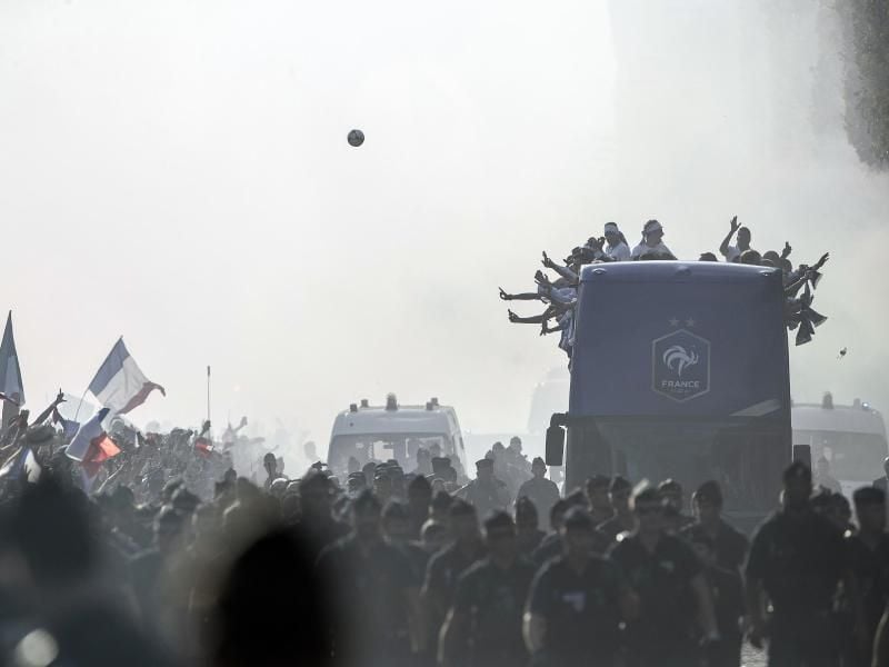 Über 300.000 Menschen warteten stundenlang auf den Champs-Élysées bis der Bus mit den Weltmeistern endlich kam. Foto: Jean-Francois Badias/AP