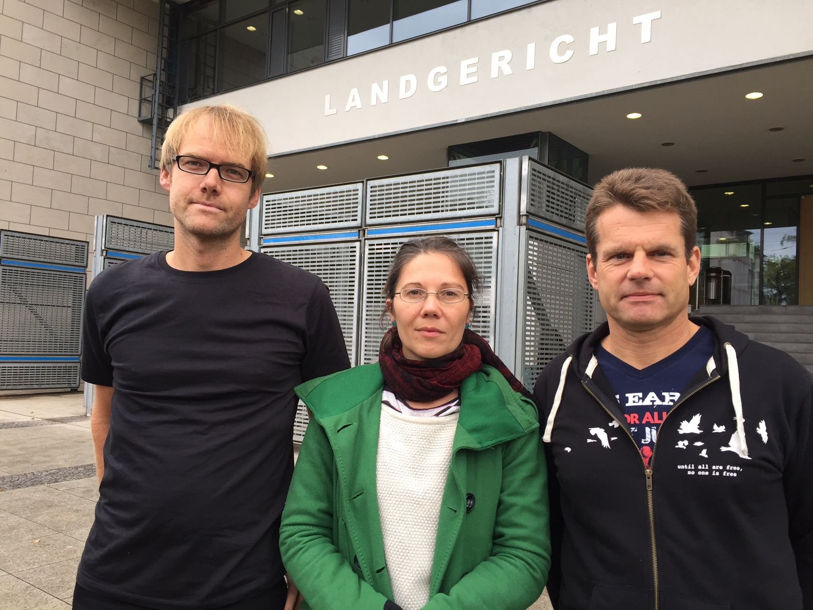 Nicht schuldig: Die drei Tierschützer (von links) Erasmus Müller, Sandra Franz und Jürgen Foß müssen für ihr nächtliches Eindringen in den Schweinestall Sandbeiendorf keine Strafe zahlen.