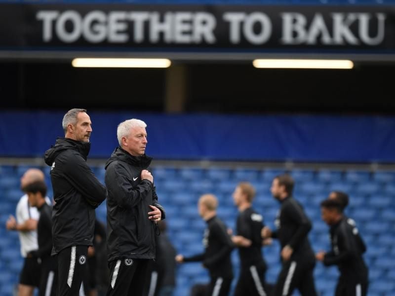 Baku im Blick: Eintracht-Coach Adi Hütter (l) und Co-Trainer Armin Reutershahn beim Abschlusstraining in London. Foto: Arne Dedert