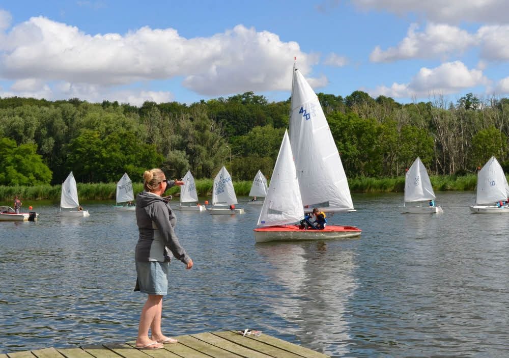 Hier üben acht Boote der Opti-Klasse auf dem Süßen See. Trainerin Claudia Seidel gibt den jungen Seglern vom Steg aus Tipps.