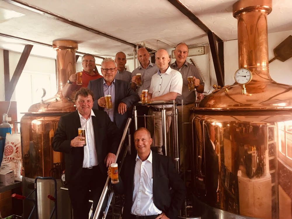 Beirat, Brauer, Gastronom: Vorn Falk Hawig (Köthen Energie), dahinter auf der Treppe Uwe Störzner (Midewa) und OB Bernd Hauschild. Zwischen den Kesseln v.l.: Pfarrer Horst Leischner, WGK-Geschäftsführer David Rieck, Brauhaus-Chef Stephan Nickel, Prof. Jean Titze und Präsident Prof. Jörg Bagdahn.