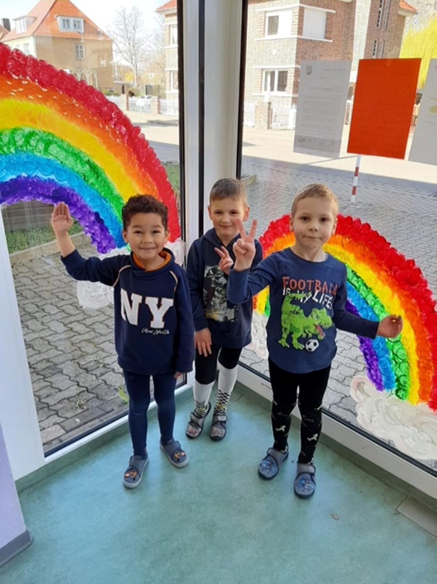 Jamy, Brian und Jerome haben die großen Scheiben im Eingangsbereich der Kita Bussi Bär bemalt.