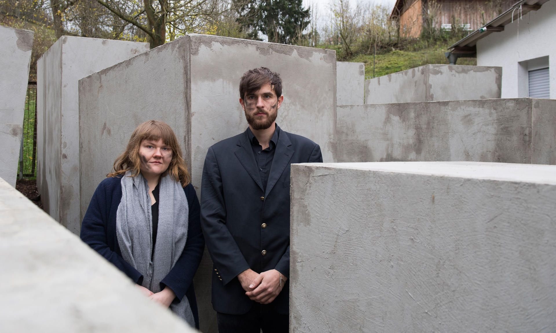 Morius Enden und Jenni Moli, Mitglieder des Künstlerkollektivs Zentrum für Politische Schönheit, stehen in Bornhagen im Eichsfeld (Thüringen) in einem verkleinerten Nachbau des Berliner Holocaust-Mahnmals in Sichtweite des Grundstücks von AfD-Politiker Höcke.