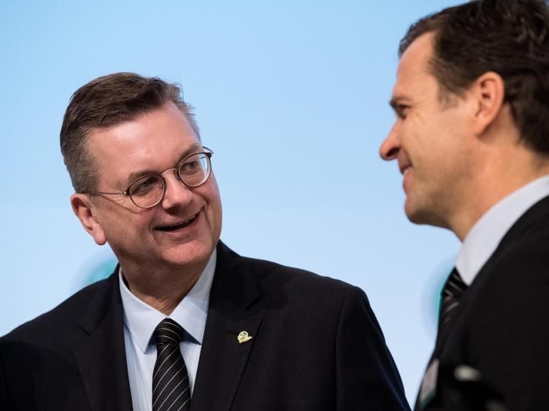 DFB-Präsident Reinhard Grindel (l) und Nationalmannschafts-Manager Oliver Bierhoff. Foto: Fabian Sommer