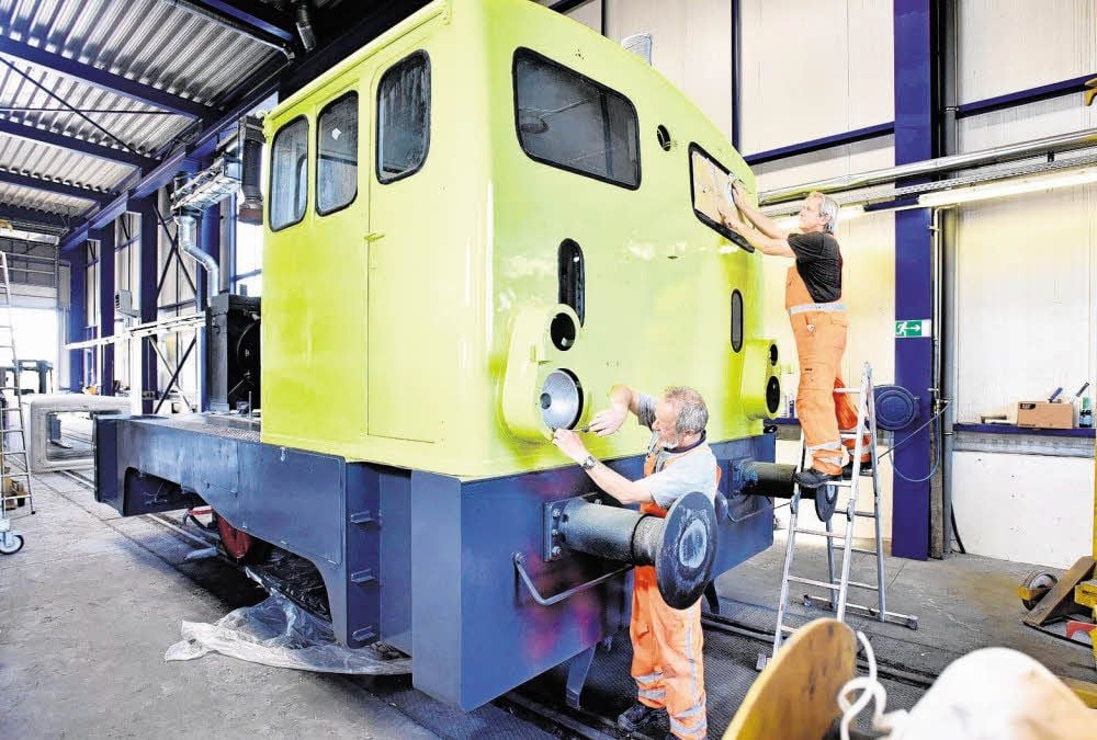 Die RBB-Mitarbeiter putzen die Diesellok heraus. Sie wird am 15. September vor dem Bitterfelder Bahnhof aufgestellt.