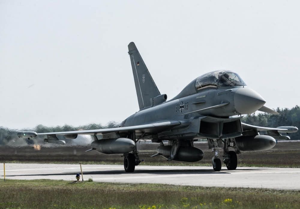 Eins der Kampfflugzeuge vom Typ Eurofighter verlässt am Freitag den Fliegerhorst Holzdorf. Nach mehrwöchigem Aufenthalt kehren die Maschinen und das Personal zurück nach Laage in Mecklenburg-Vorpommern.