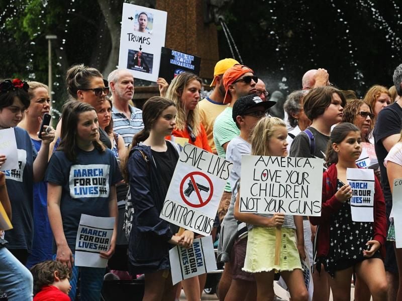 Schüler in Sydney, Australien, nehmen mit ihren Familien an einer Demonstration für strengere Waffengesetze in den USA teil. Foto: Danny Casey, AAP