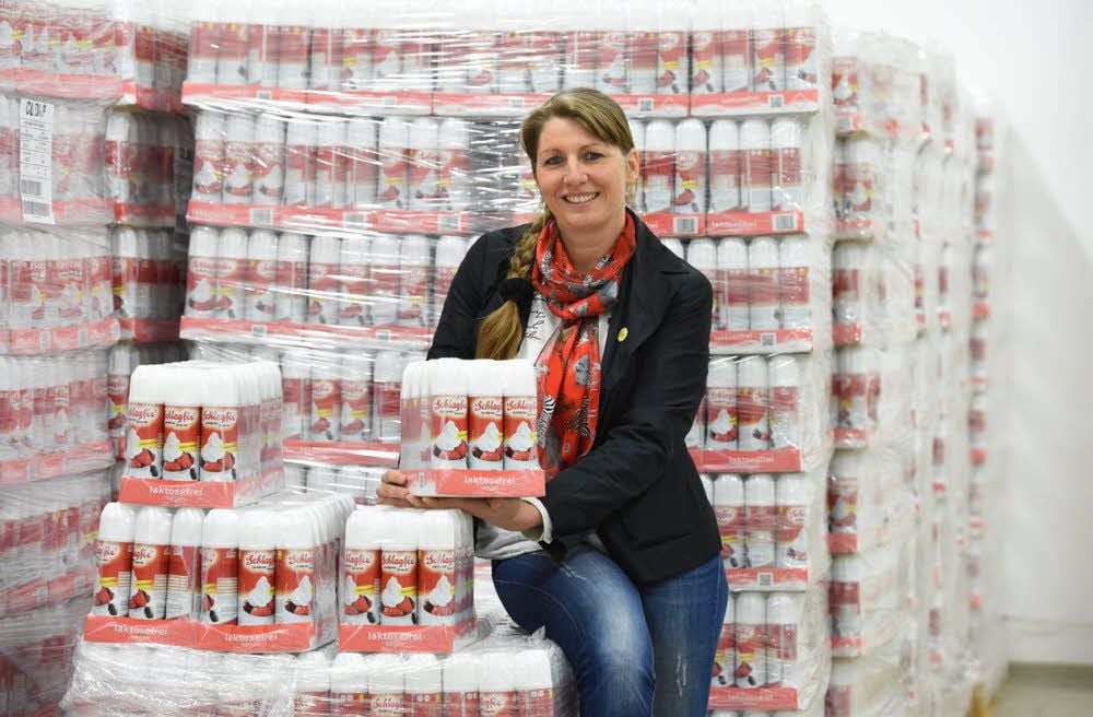 Geschäftsführerin Kirsten Hartung mit „Schlagfix“. Das erste Erzeugnis des Lauchaer Unternehmens Leha steht für den Markennamen einer ganzen Produktpalette.