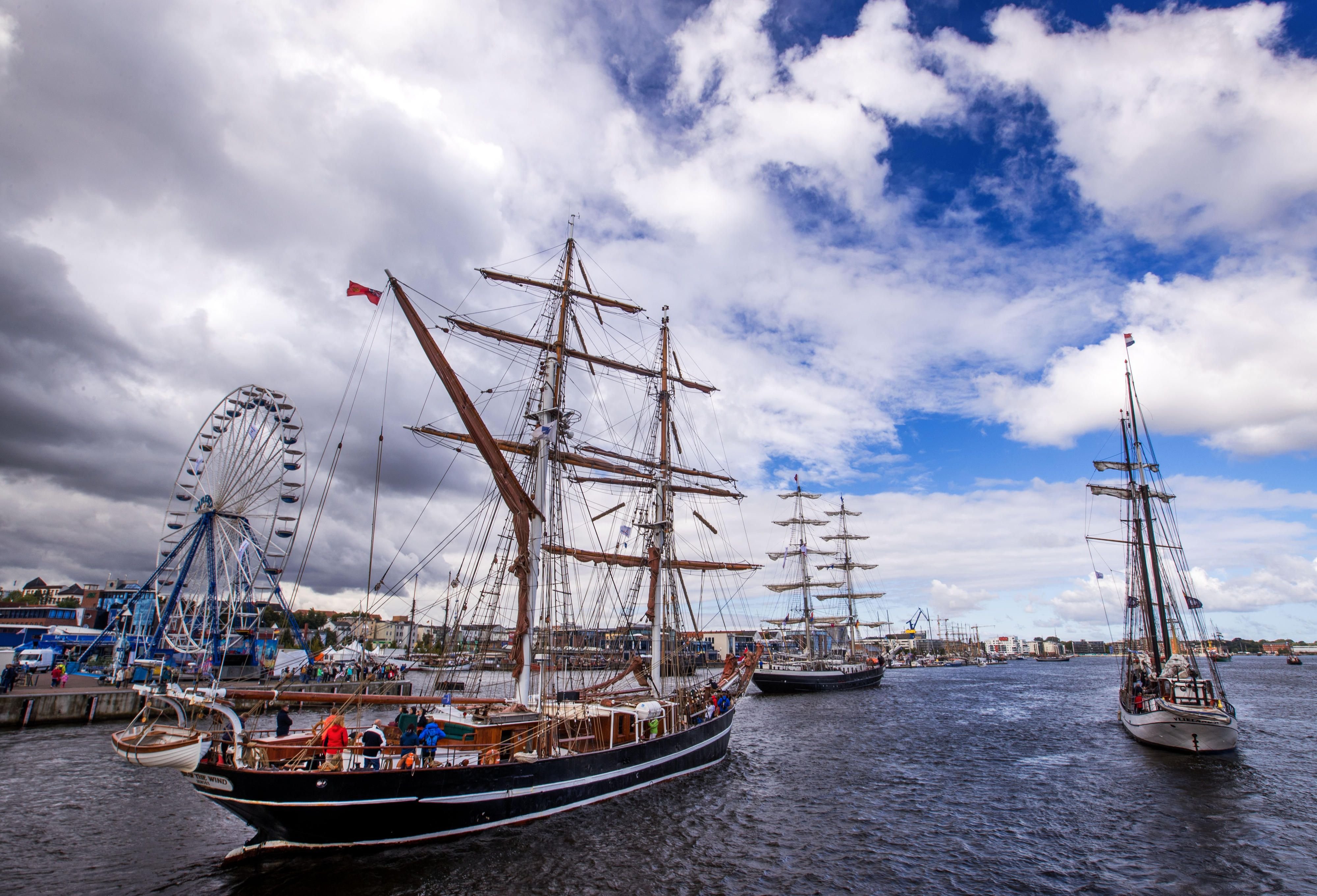 Traditionssegler und historische Schiffe fahren am 11.08.2016 in Rostock (Mecklenburg-Vorpommern) zum Auftakt der Hanse Sail auf der Warnow Richtung Ostsee.