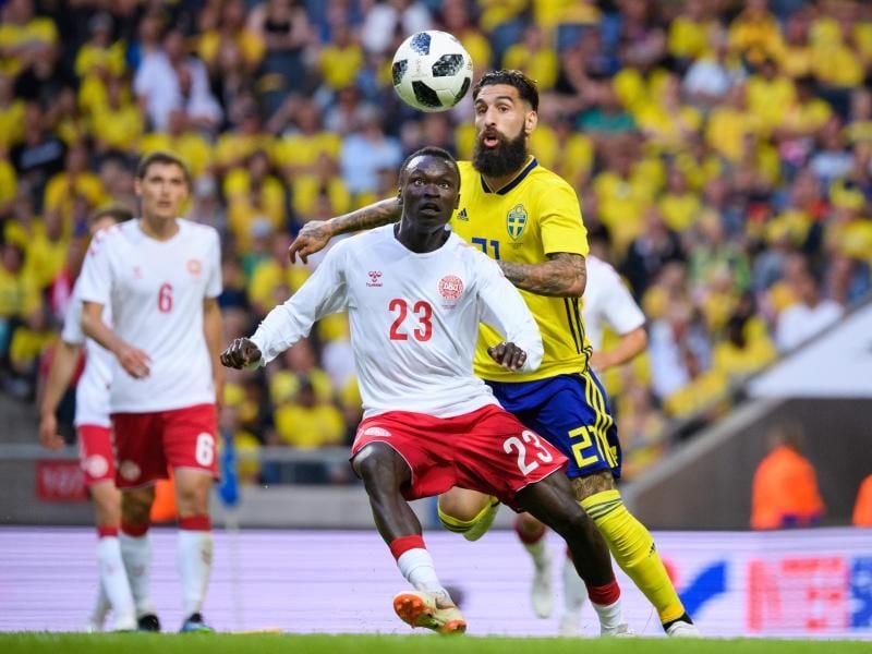 Dänemarks Pione Sisto (M) schirmt den Ball vor dem Schweden Jimmy Durmaz ab. Foto: Joel Marklund