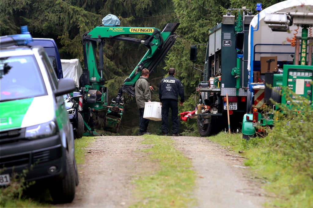 Die Polizei durchsucht den Fundort von Peggys Leiche in Rodacherbrunn.