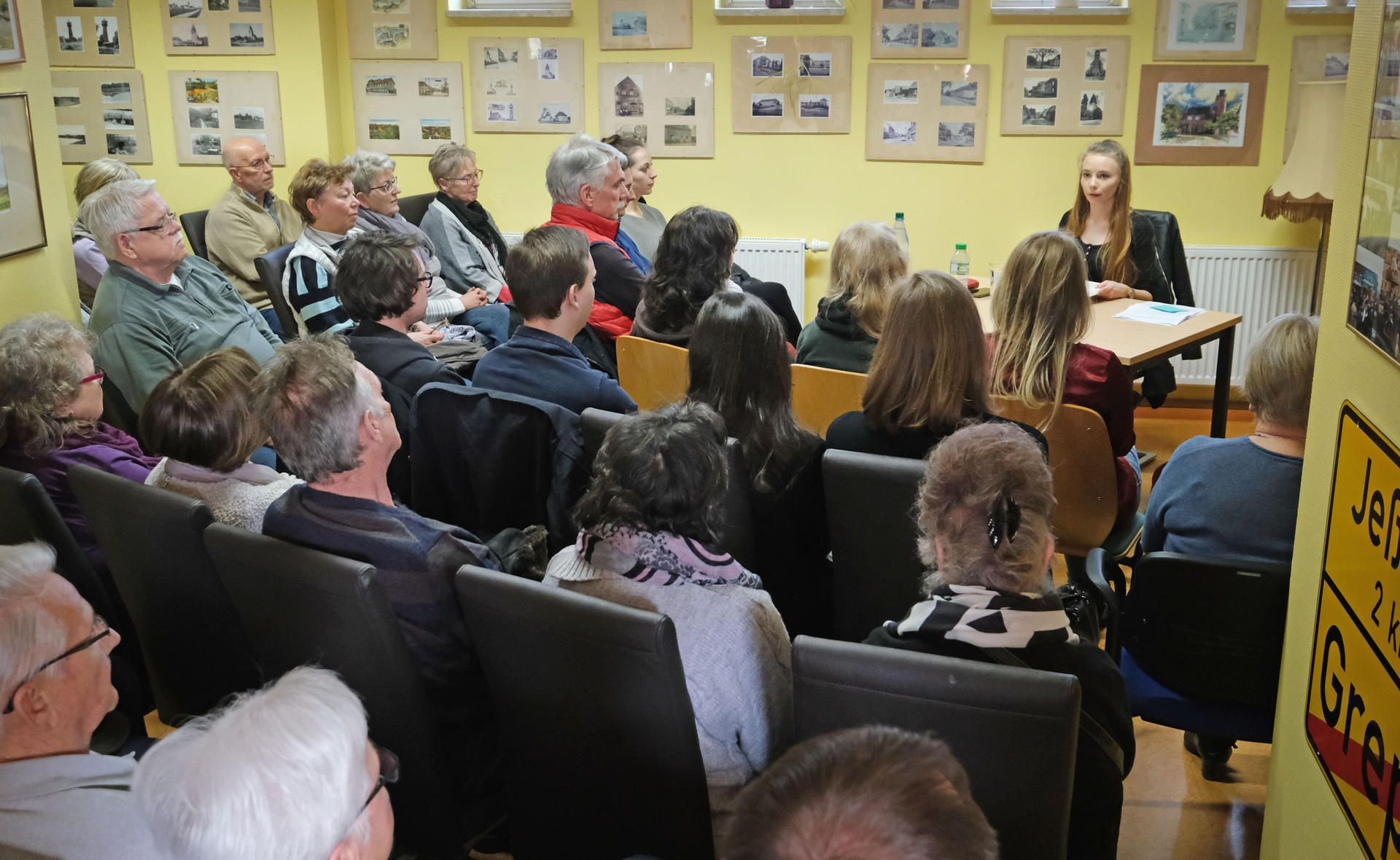 Hier wurde es ganz eng: Ausverkauftes Haus bei der Buchlesung in der Stube des Heimatvereins Greppin. Adina Heidenreich stellt „Die Spionin“ vor.